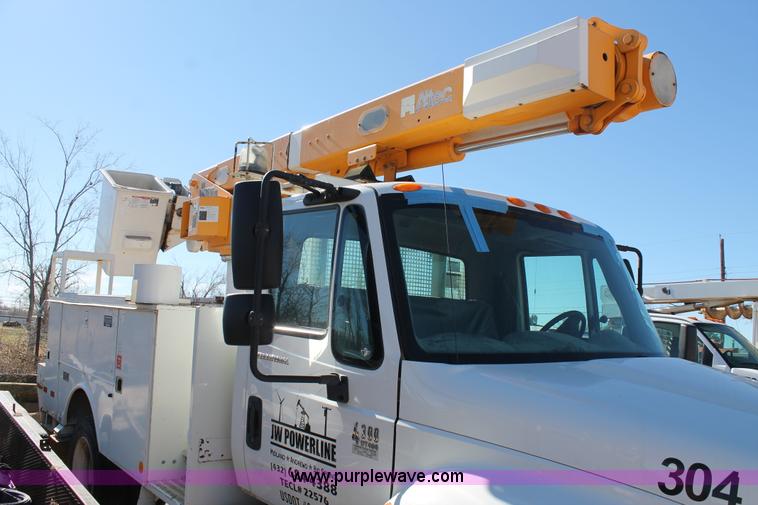 image for item L4484 2004 International DuraStar 4300 bucket truck