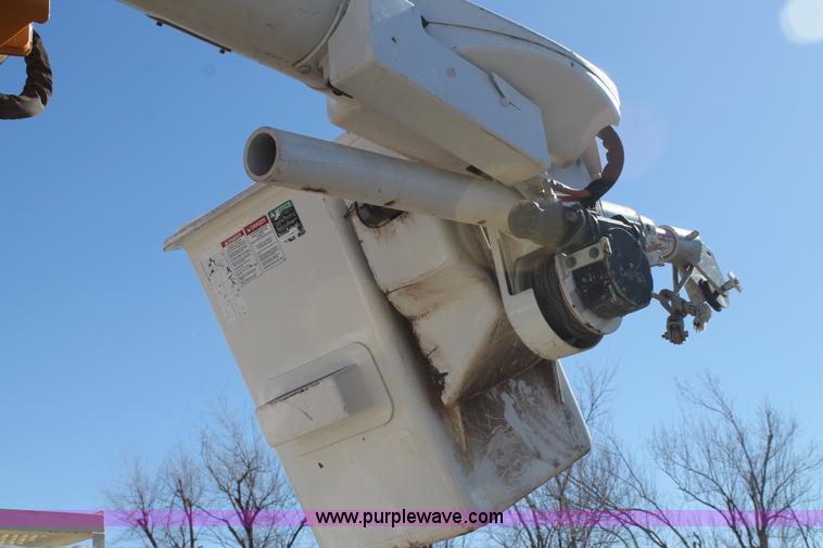 image for item L4484 2004 International DuraStar 4300 bucket truck