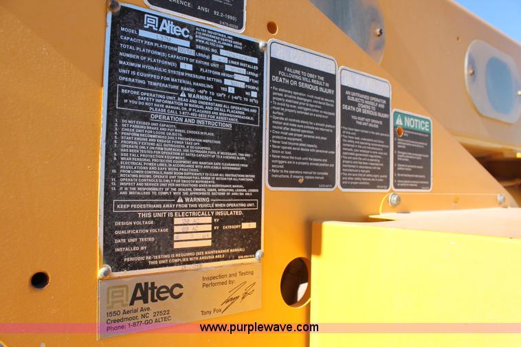 image for item L4484 2004 International DuraStar 4300 bucket truck