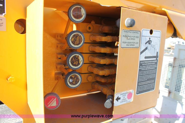 image for item L4484 2004 International DuraStar 4300 bucket truck