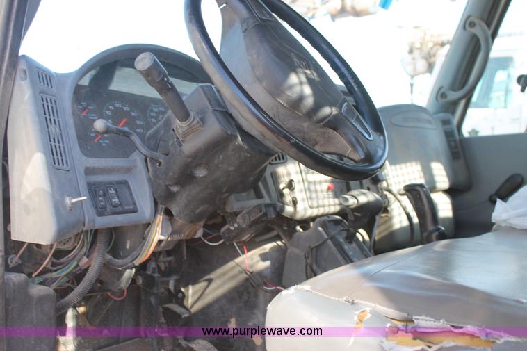 image for item L4484 2004 International DuraStar 4300 bucket truck