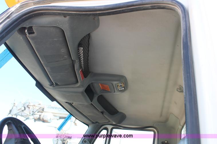 image for item L4484 2004 International DuraStar 4300 bucket truck