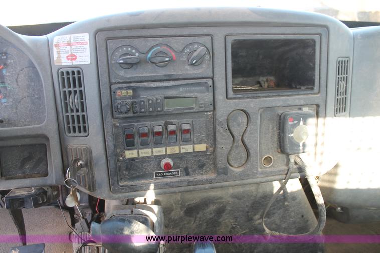 image for item L4484 2004 International DuraStar 4300 bucket truck