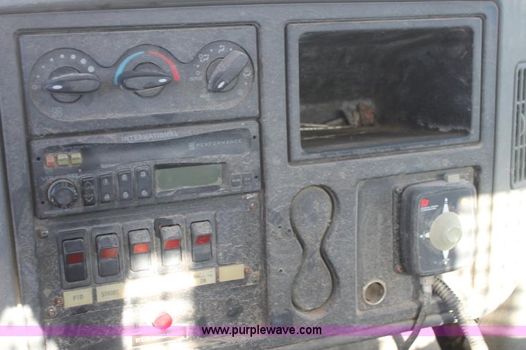 image for item L4484 2004 International DuraStar 4300 bucket truck