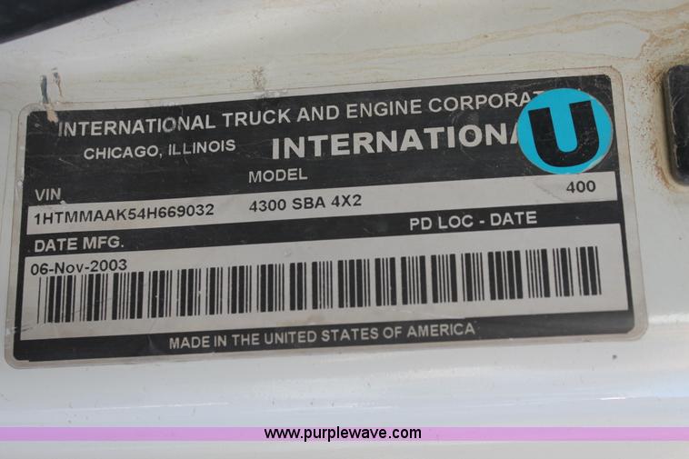 image for item L4484 2004 International DuraStar 4300 bucket truck