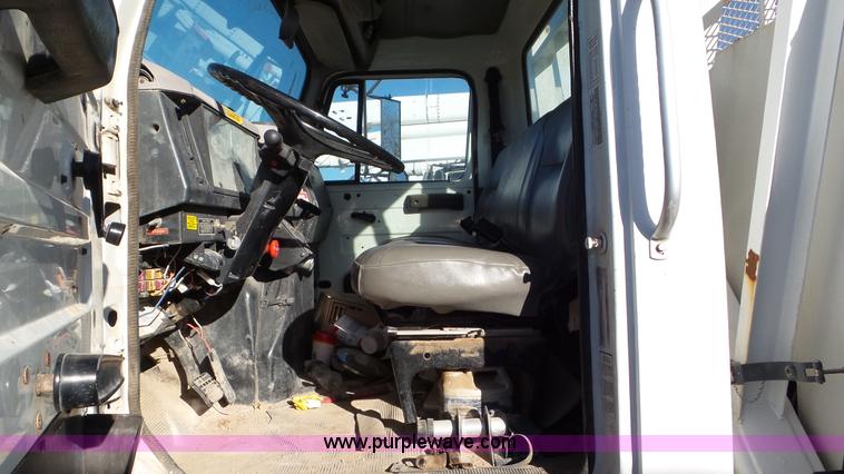 image for item L4485 1998 International 4900 digger derrick truck