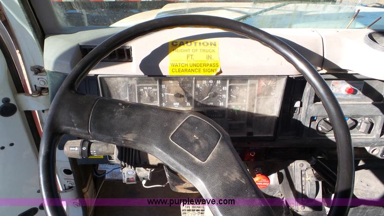 image for item L4485 1998 International 4900 digger derrick truck