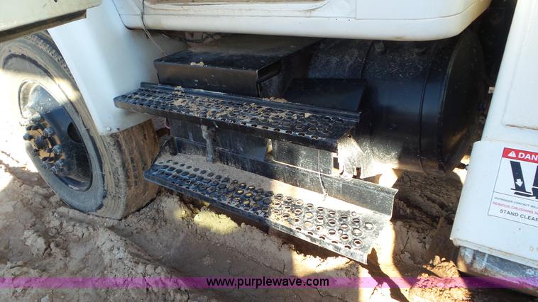 image for item L4485 1998 International 4900 digger derrick truck