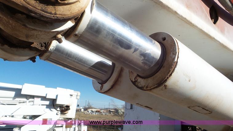 image for item L4485 1998 International 4900 digger derrick truck