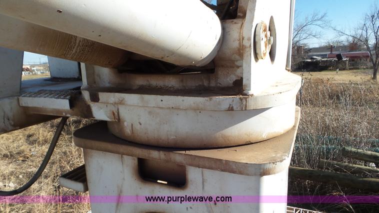 image for item L4485 1998 International 4900 digger derrick truck