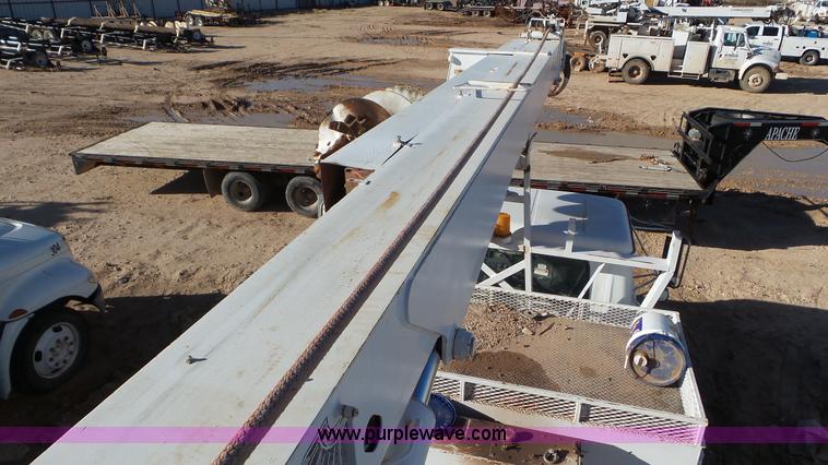 image for item L4485 1998 International 4900 digger derrick truck