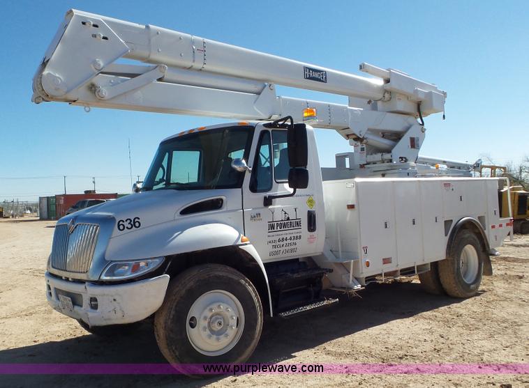 image for item L4486 2002 International 4400 bucket truck