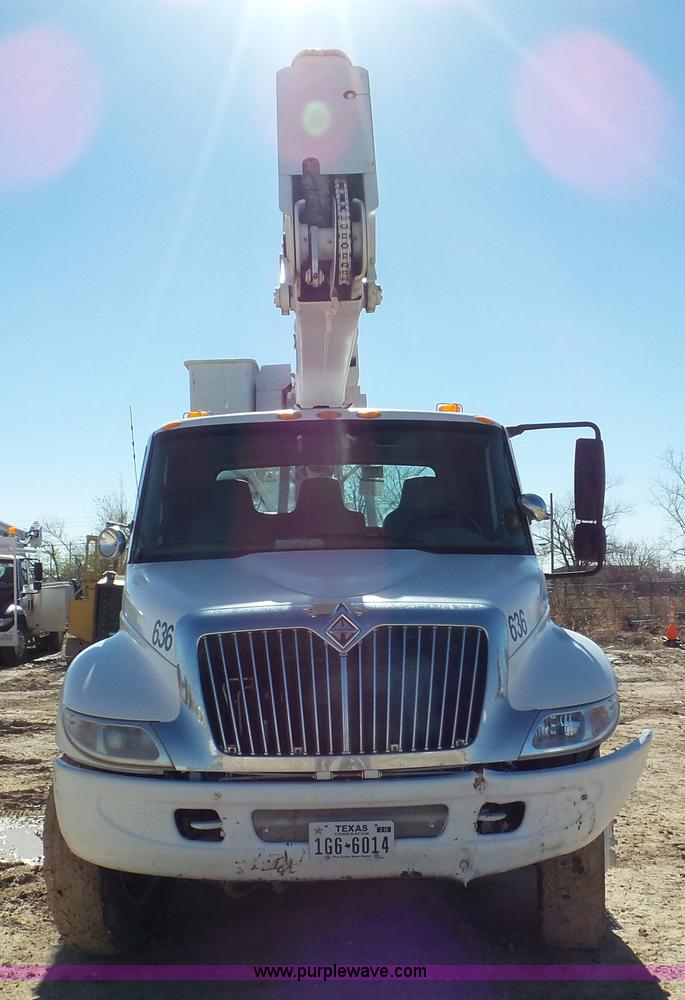 image for item L4486 2002 International 4400 bucket truck