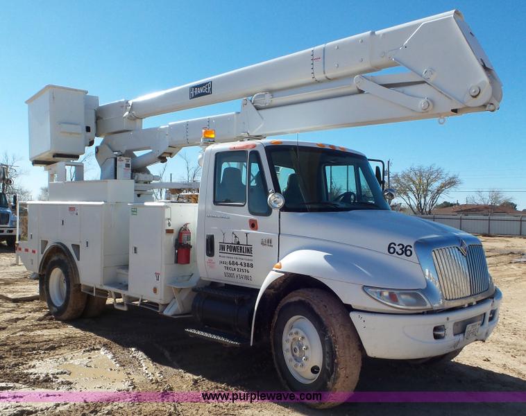 image for item L4486 2002 International 4400 bucket truck