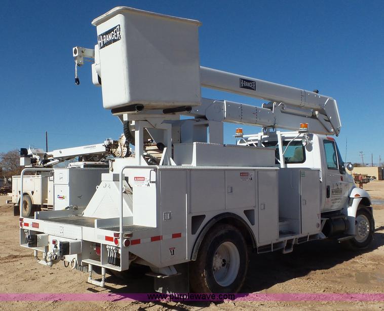 image for item L4486 2002 International 4400 bucket truck