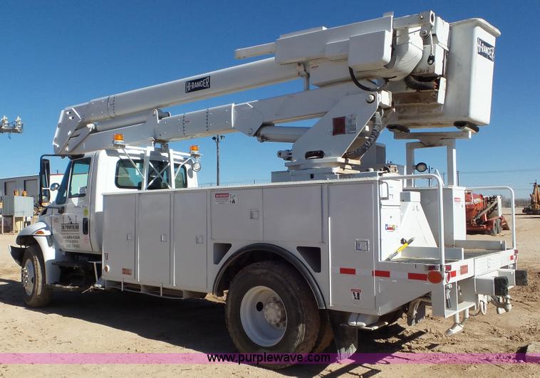 image for item L4486 2002 International 4400 bucket truck