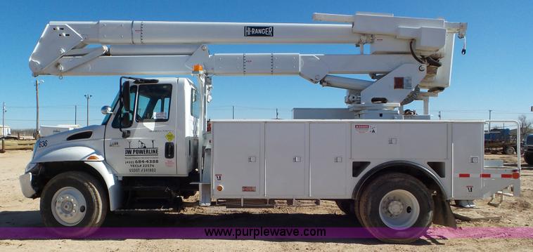 image for item L4486 2002 International 4400 bucket truck