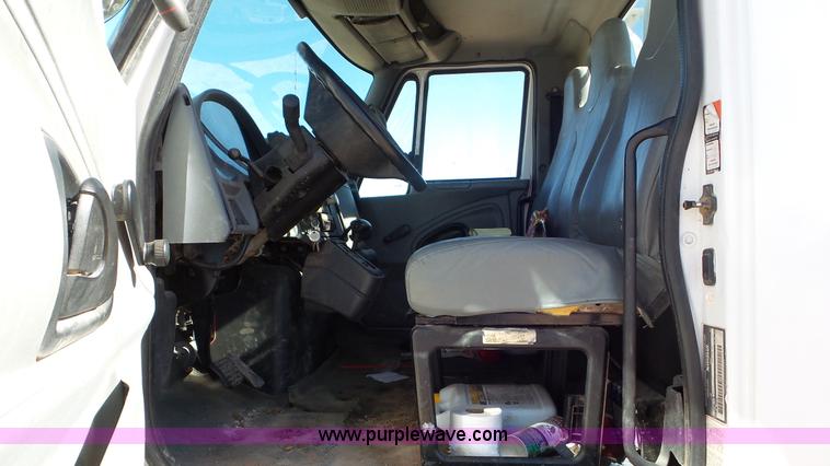 image for item L4486 2002 International 4400 bucket truck