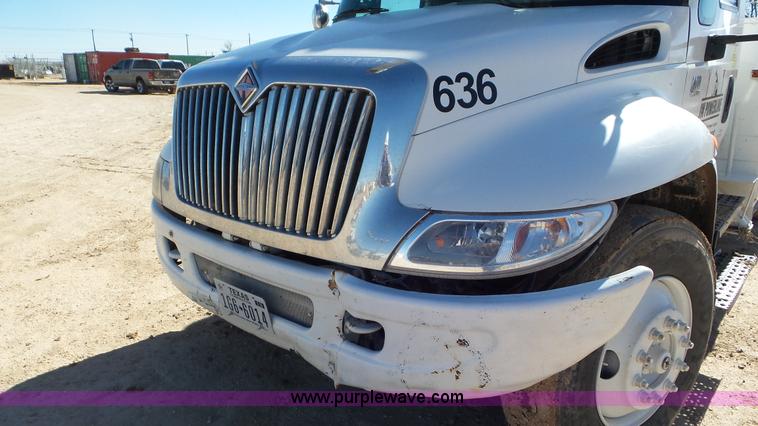 image for item L4486 2002 International 4400 bucket truck