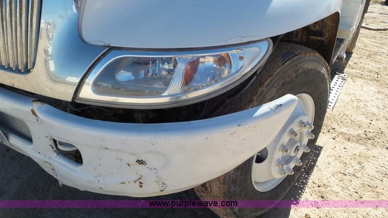 image for item L4486 2002 International 4400 bucket truck