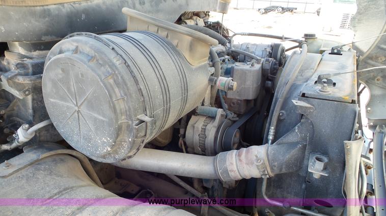 image for item L4486 2002 International 4400 bucket truck