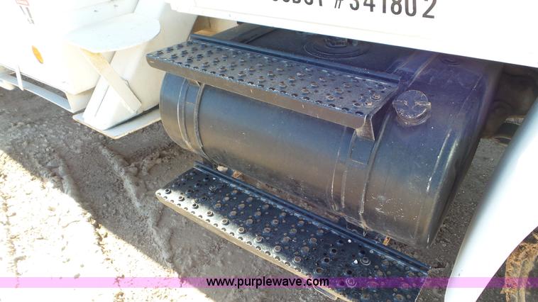 image for item L4486 2002 International 4400 bucket truck