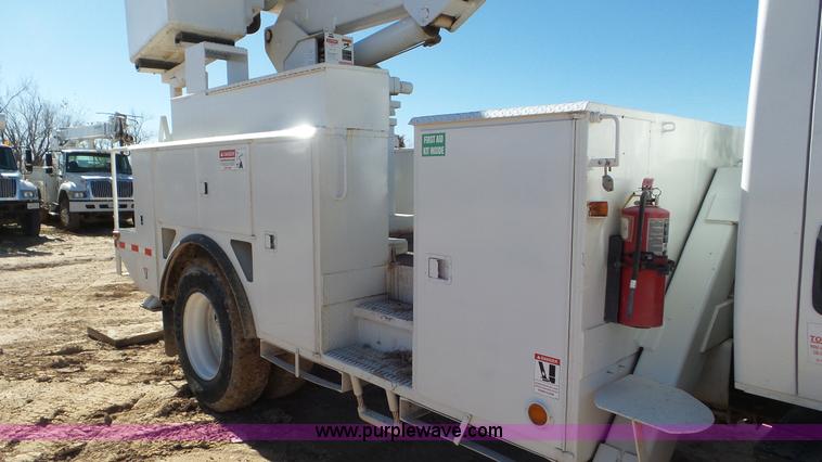 image for item L4486 2002 International 4400 bucket truck