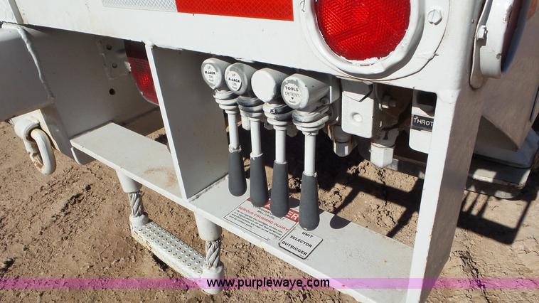 image for item L4486 2002 International 4400 bucket truck