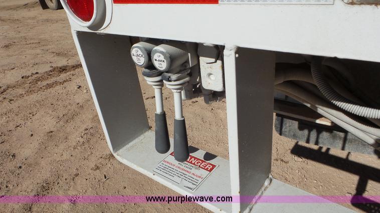 image for item L4486 2002 International 4400 bucket truck