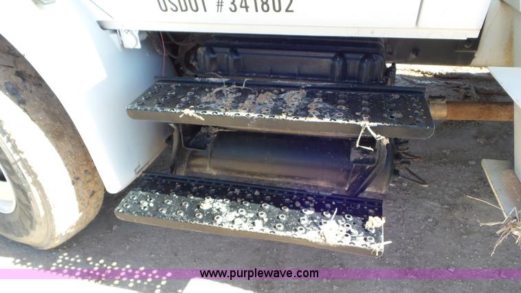 image for item L4486 2002 International 4400 bucket truck