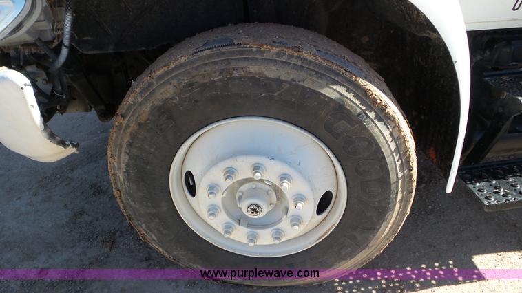 image for item L4486 2002 International 4400 bucket truck