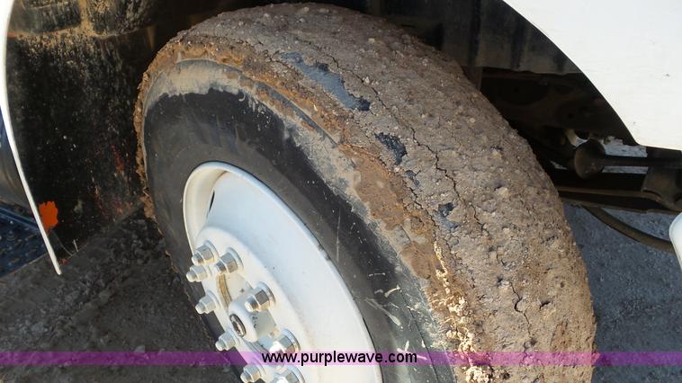 image for item L4486 2002 International 4400 bucket truck