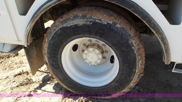 image for item L4486 2002 International 4400 bucket truck