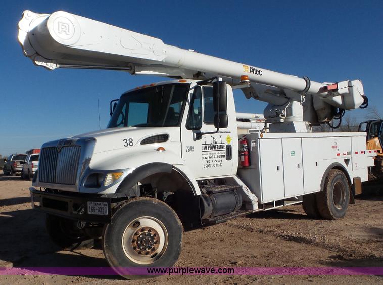 image for item L4487 2004 International 7300 bucket truck