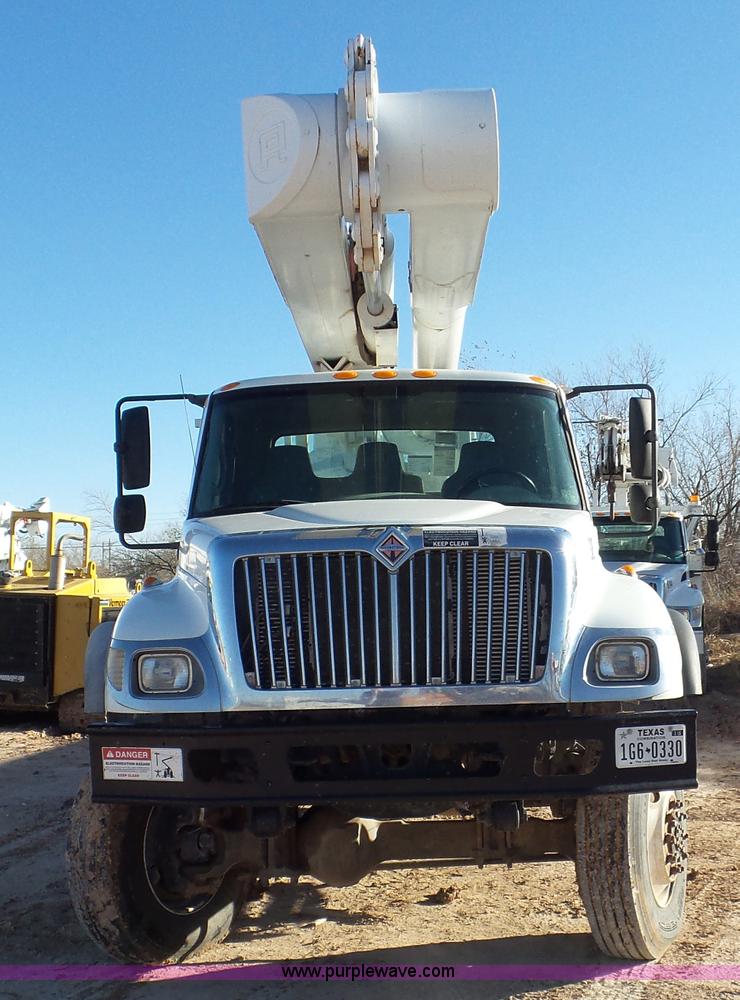 image for item L4487 2004 International 7300 bucket truck