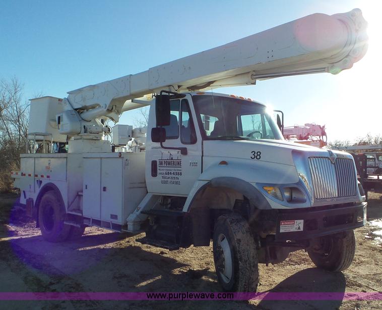 image for item L4487 2004 International 7300 bucket truck