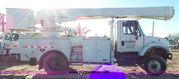 image for item L4487 2004 International 7300 bucket truck