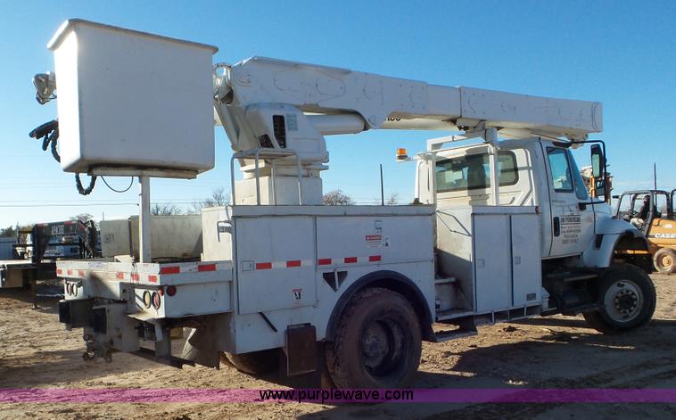 image for item L4487 2004 International 7300 bucket truck