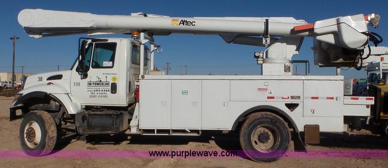 image for item L4487 2004 International 7300 bucket truck