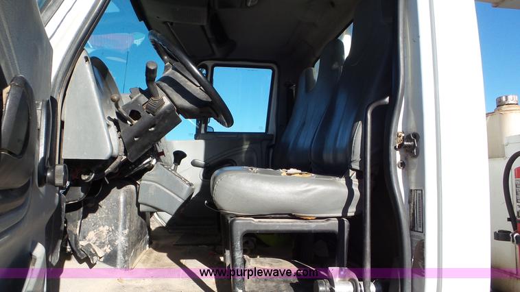 image for item L4487 2004 International 7300 bucket truck