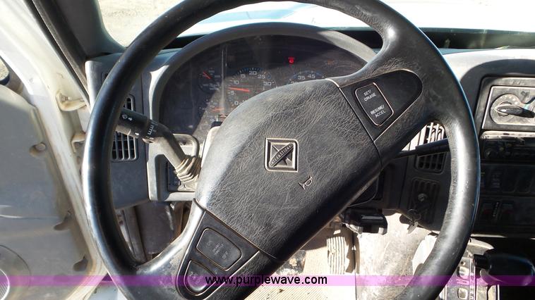 image for item L4487 2004 International 7300 bucket truck