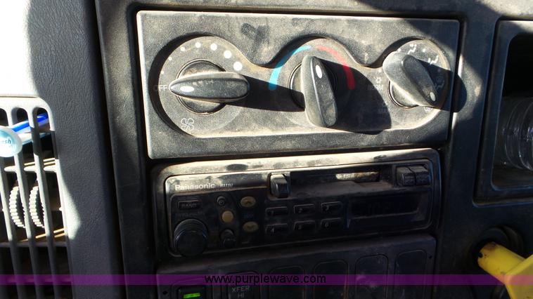 image for item L4487 2004 International 7300 bucket truck