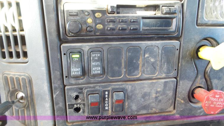 image for item L4487 2004 International 7300 bucket truck