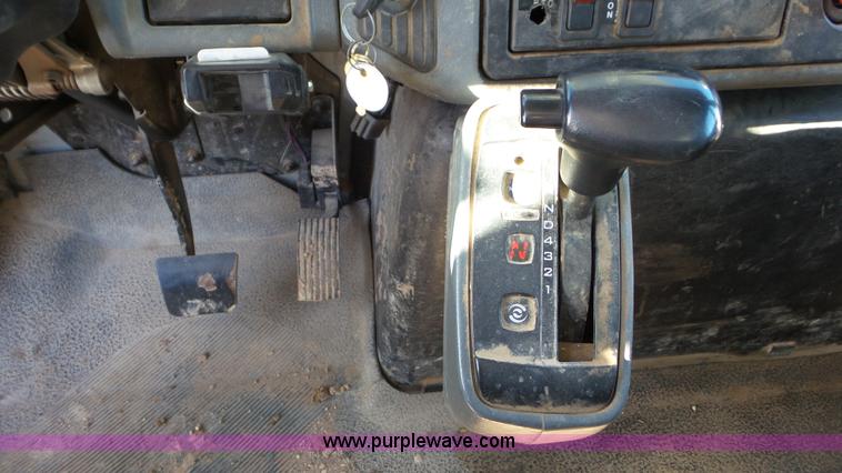 image for item L4487 2004 International 7300 bucket truck