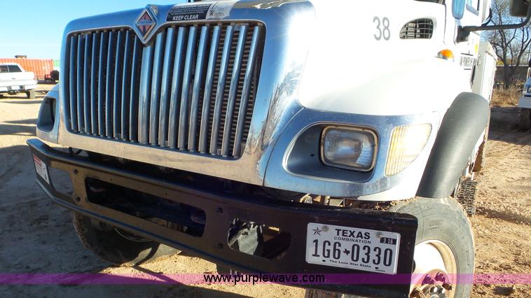 image for item L4487 2004 International 7300 bucket truck