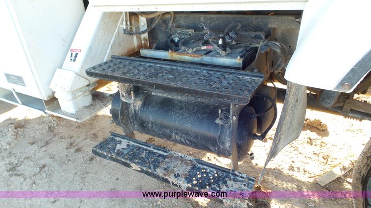 image for item L4487 2004 International 7300 bucket truck