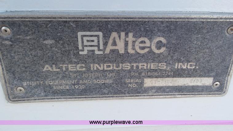 image for item L4487 2004 International 7300 bucket truck