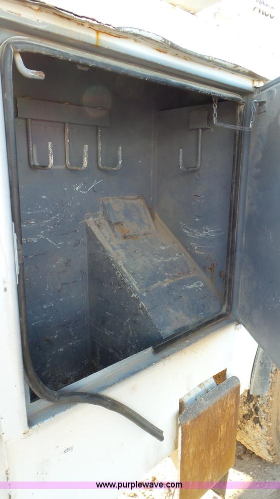 image for item L4487 2004 International 7300 bucket truck