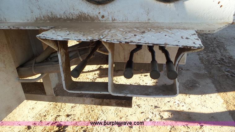 image for item L4487 2004 International 7300 bucket truck