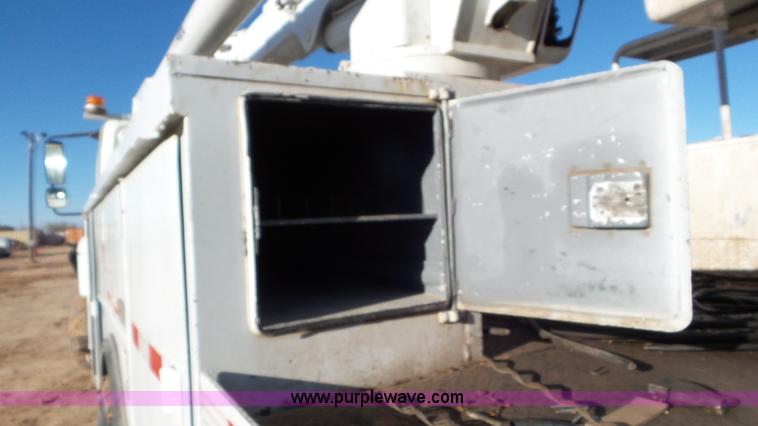 image for item L4487 2004 International 7300 bucket truck